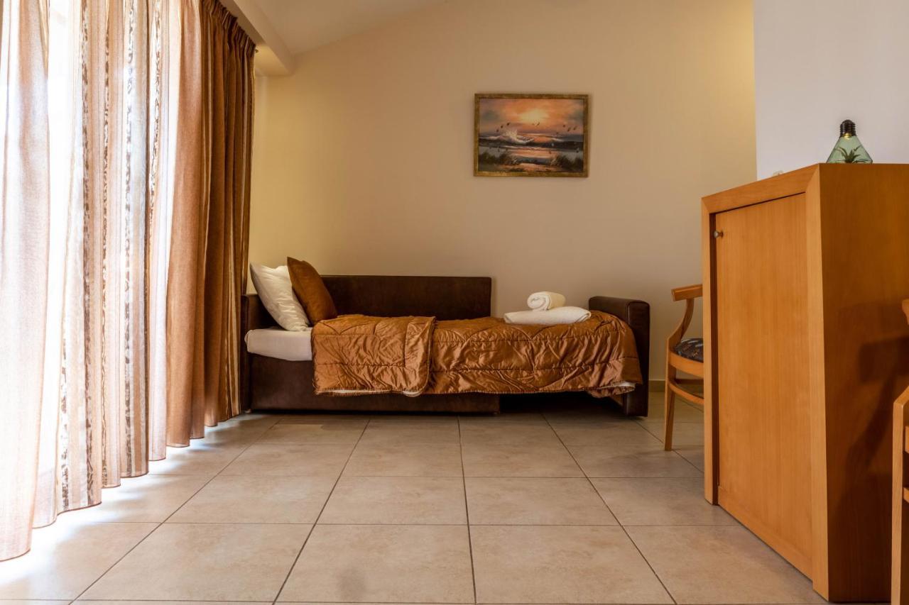 Hotel Serenity Tolo Bagian luar foto